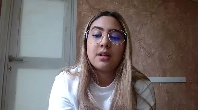 Snapshot of Miabonnett_ chatting on 03-03-25, 03:09 Miabonnett online show from 03-03-25, 03:09