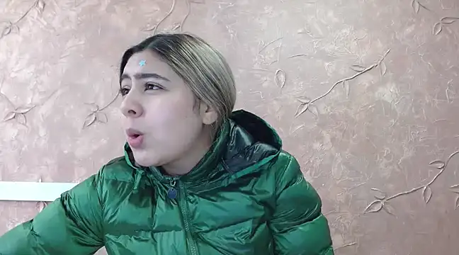 Snapshot of Miabonnett_ chatting on 03-07-25, 12:12 Miabonnett online show from 03-07-25, 12:12