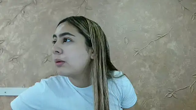 Snapshot of Miabonnett_ chatting on 03-14-25, 12:07 Miabonnett online show from 03-14-25, 12:07