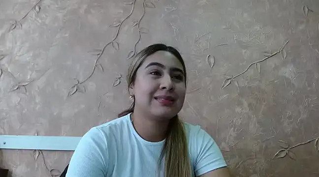 Snapshot of Miabonnett_ chatting on 03-14-25, 06:18 Miabonnett online show from 03-14-25, 06:18