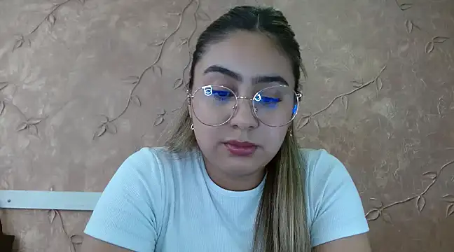 Snapshot of Miabonnett_ chatting on 03-14-25, 09:21 Miabonnett online show from 03-14-25, 09:21