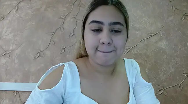 Snapshot of Miabonnett_ chatting on 03-15-25, 12:02 Miabonnett online show from 03-15-25, 12:02