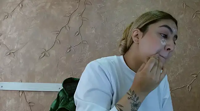 Snapshot of Miabonnett_ chatting on 03-18-25, 12:03 Miabonnett online show from 03-18-25, 12:03