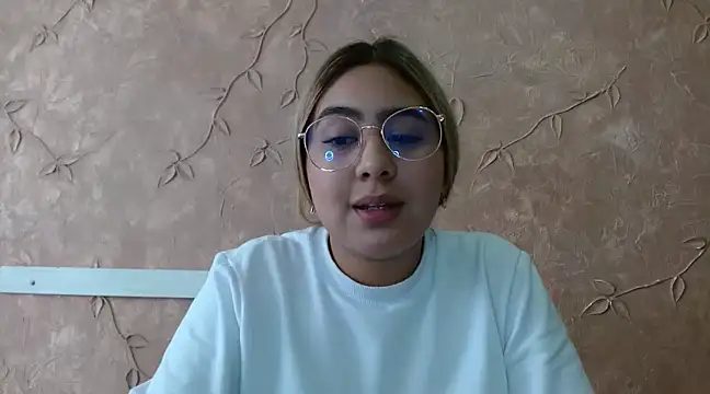 Snapshot of Miabonnett_ chatting on 03-18-25, 03:10 Miabonnett online show from 03-18-25, 03:10