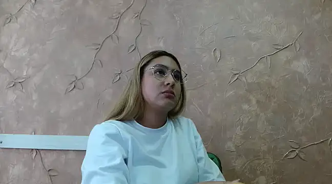 Snapshot of Miabonnett_ chatting on 03-18-25, 06:15 Miabonnett online show from 03-18-25, 06:15