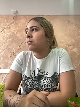 Snapshot of Miabonnett_ chatting on 03-20-25, 04:09 Miabonnett online show from 03-20-25, 04:09