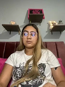 Snapshot of Miabonnett_ chatting on 03-20-25, 10:18 Miabonnett online show from 03-20-25, 10:18