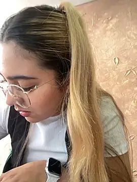 Snapshot of Miabonnett_ chatting on 03-21-25, 03:13 Miabonnett online show from 03-21-25, 03:13