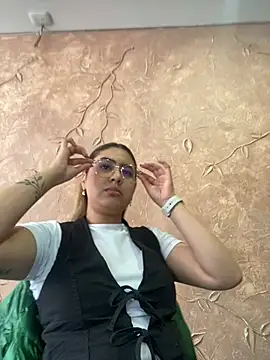 Snapshot of Miabonnett_ chatting on 03-21-25, 06:18 Miabonnett online show from 03-21-25, 06:18