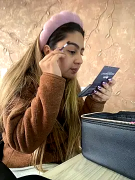 Snapshot of Miabonnett_ chatting on 09-17-25, 12:07 Miabonnett online show from 09-17-25, 12:07