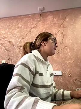 Snapshot of Miabonnett_ chatting on 09-19-25, 11:55 Miabonnett online show from 09-19-25, 11:55