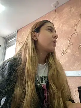 Snapshot of Miabonnett_ chatting on 10-10-25, 12:04 Miabonnett online show from 10-10-25, 12:04