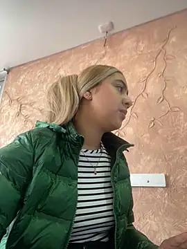 Snapshot of Miabonnett_ chatting on 10-18-25, 12:06 Miabonnett online show from 10-18-25, 12:06