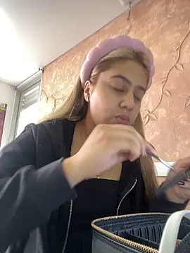 Snapshot of Miabonnett_ chatting on 10-20-25, 12:05 Miabonnett online show from 10-20-25, 12:05