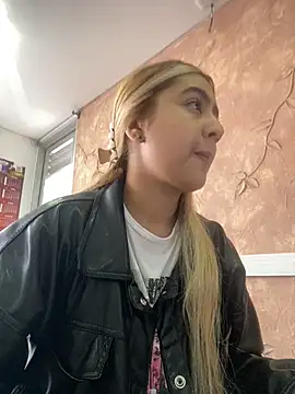 Snapshot of Miabonnett_ chatting on 10-28-25, 12:09 Miabonnett online show from 10-28-25, 12:09