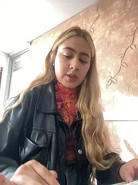 Snapshot of Miabonnett_ chatting on 11-07-25, 12:05 Miabonnett online show from 11-07-25, 12:05