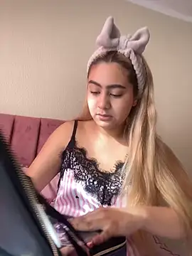 Snapshot of Miabonnett_ chatting on 11-11-25, 12:27 Miabonnett online show from 11-11-25, 12:27