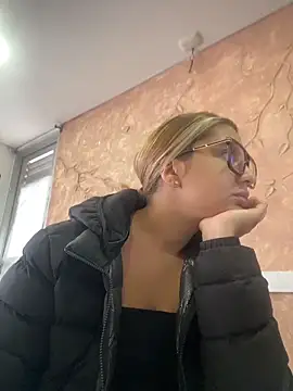 Snapshot of Miabonnett_ chatting on 11-19-25, 12:16 Miabonnett online show from 11-19-25, 12:16