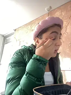 Snapshot of Miabonnett_ chatting on 11-27-25, 12:18 Miabonnett online show from 11-27-25, 12:18