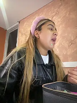 Snapshot of Miabonnett_ chatting on 01-08-26, 12:29 Miabonnett online show from 01-08-26, 12:29