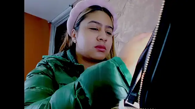 Snapshot of Miabonnett_ chatting on 01-13-26, 12:21 Miabonnett online show from 01-13-26, 12:21