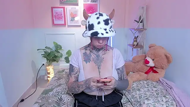 Snapshot of ViolettaBaker_ chatting on 11-23-25, 03:34 ViolettaBaker online show from 11-23-25, 03:34