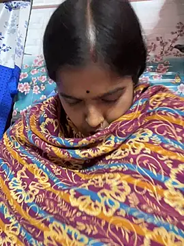 Snapshot of Beauty-queen chatting on 02-05-25, 04:03 Beauty-queen online show from 02-05-25, 04:03