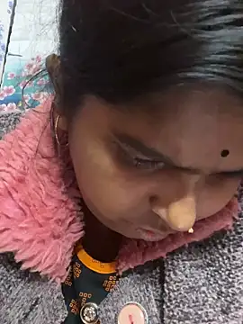 Snapshot of Beauty-queen chatting on 02-25-25, 04:00 Beauty-queen online show from 02-25-25, 04:00