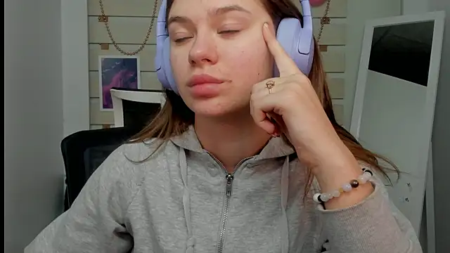 Josephine Kiss online show from 02-25-25, 12:45