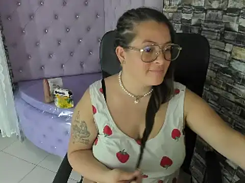 SaraThomso online show from 12-14-24, 06:13