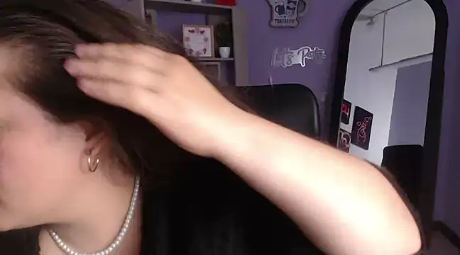 SaraThomso online show from 12-30-24, 06:20