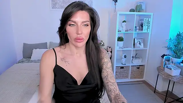 Snapshot of Sasha_Miro chatting on 11-18-25, 01:33 Sasha Miro online show from 11-18-25, 01:33