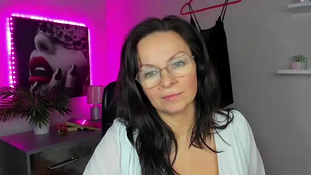 Snapshot of HelenLuxx chatting on 02-05-25, 01:44 HelenLuxx online show from 02-05-25, 01:44