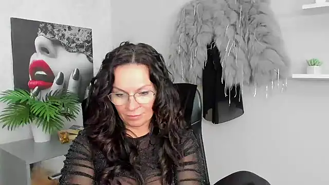 Snapshot of HelenLuxx chatting on 02-06-25, 01:43 HelenLuxx online show from 02-06-25, 01:43