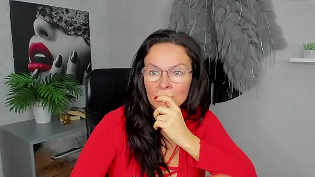 Snapshot of HelenLuxx chatting on 02-11-25, 06:40 HelenLuxx online show from 02-11-25, 06:40