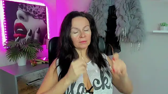 Snapshot of HelenLuxx chatting on 02-13-25, 06:30 HelenLuxx online show from 02-13-25, 06:30