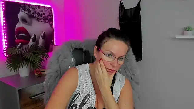 Snapshot of HelenLuxx chatting on 02-13-25, 12:43 HelenLuxx online show from 02-13-25, 12:43