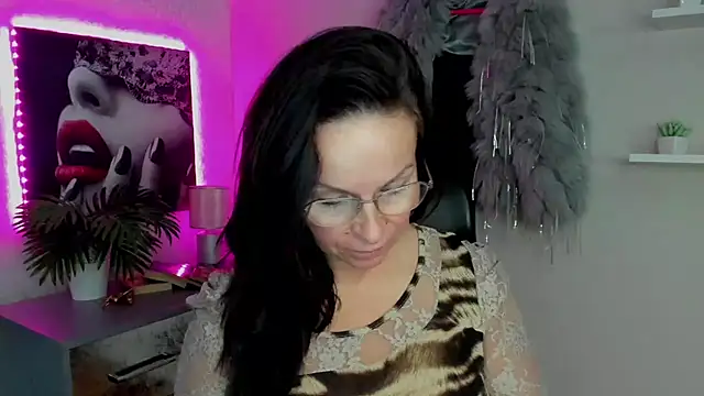 Snapshot of HelenLuxx chatting on 02-15-25, 07:16 HelenLuxx online show from 02-15-25, 07:16