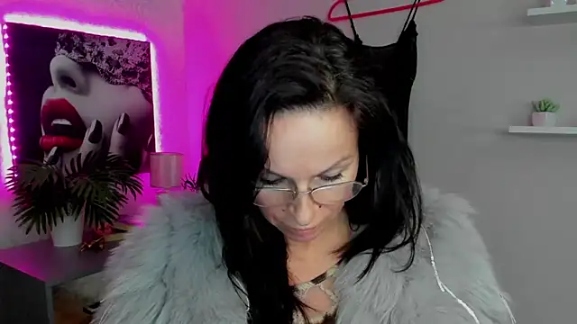 Snapshot of HelenLuxx chatting on 02-15-25, 11:06 HelenLuxx online show from 02-15-25, 11:06