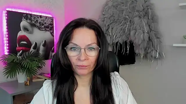 Snapshot of HelenLuxx chatting on 03-03-25, 01:42 HelenLuxx online show from 03-03-25, 01:42