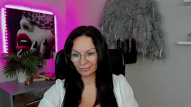 Snapshot of HelenLuxx chatting on 03-03-25, 05:29 HelenLuxx online show from 03-03-25, 05:29