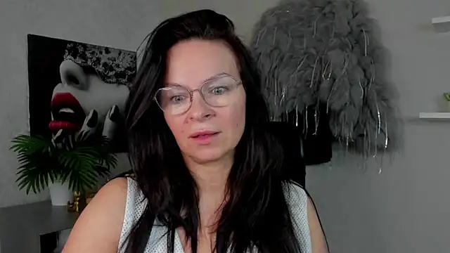 Snapshot of HelenLuxx chatting on 03-07-25, 06:35 HelenLuxx online show from 03-07-25, 06:35