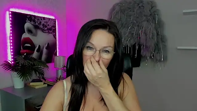 Snapshot of HelenLuxx chatting on 03-16-25, 07:26 HelenLuxx online show from 03-16-25, 07:26