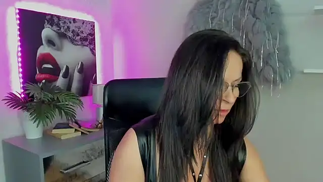 Snapshot of HelenLuxx chatting on 03-20-25, 05:15 HelenLuxx online show from 03-20-25, 05:15