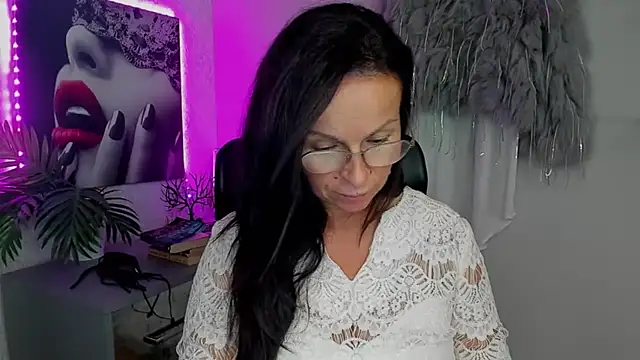 Snapshot of HelenLuxx chatting on 09-09-25, 12:37 HelenLuxx online show from 09-09-25, 12:37