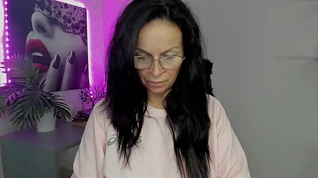 Snapshot of HelenLuxx chatting on 09-18-25, 05:42 HelenLuxx online show from 09-18-25, 05:42