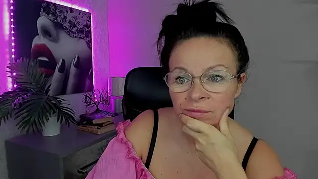 Snapshot of HelenLuxx chatting on 09-20-25, 06:36 HelenLuxx online show from 09-20-25, 06:36