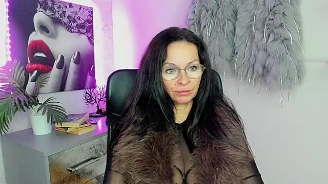 Snapshot of HelenLuxx chatting on 10-07-25, 07:05 HelenLuxx online show from 10-07-25, 07:05