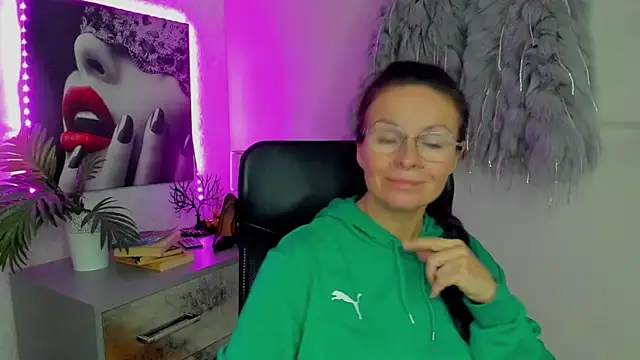 Snapshot of HelenLuxx chatting on 10-09-25, 05:38 HelenLuxx online show from 10-09-25, 05:38