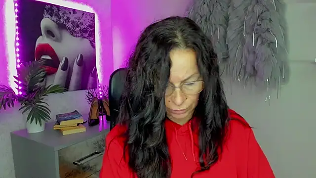 Snapshot of HelenLuxx chatting on 10-16-25, 05:41 HelenLuxx online show from 10-16-25, 05:41